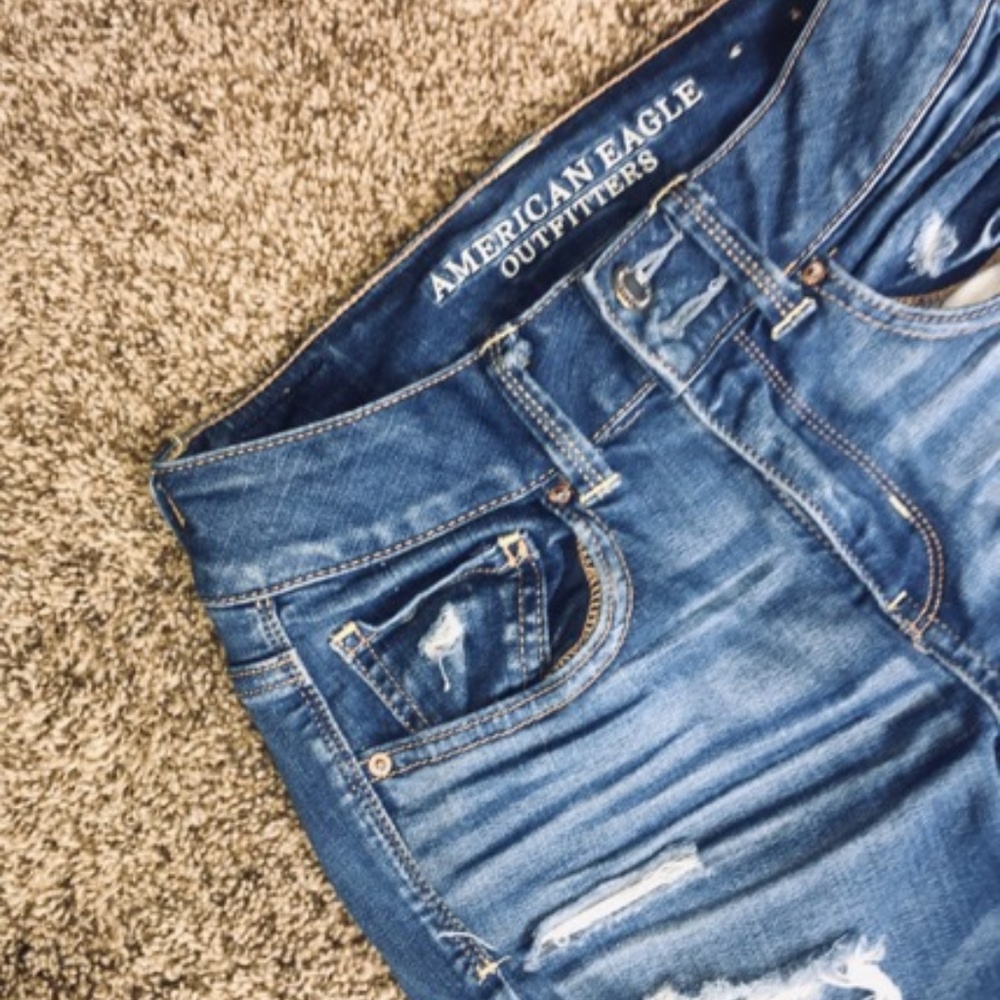 AMERICAN EAGLE OUTFITTERS Distressed Crop Jean